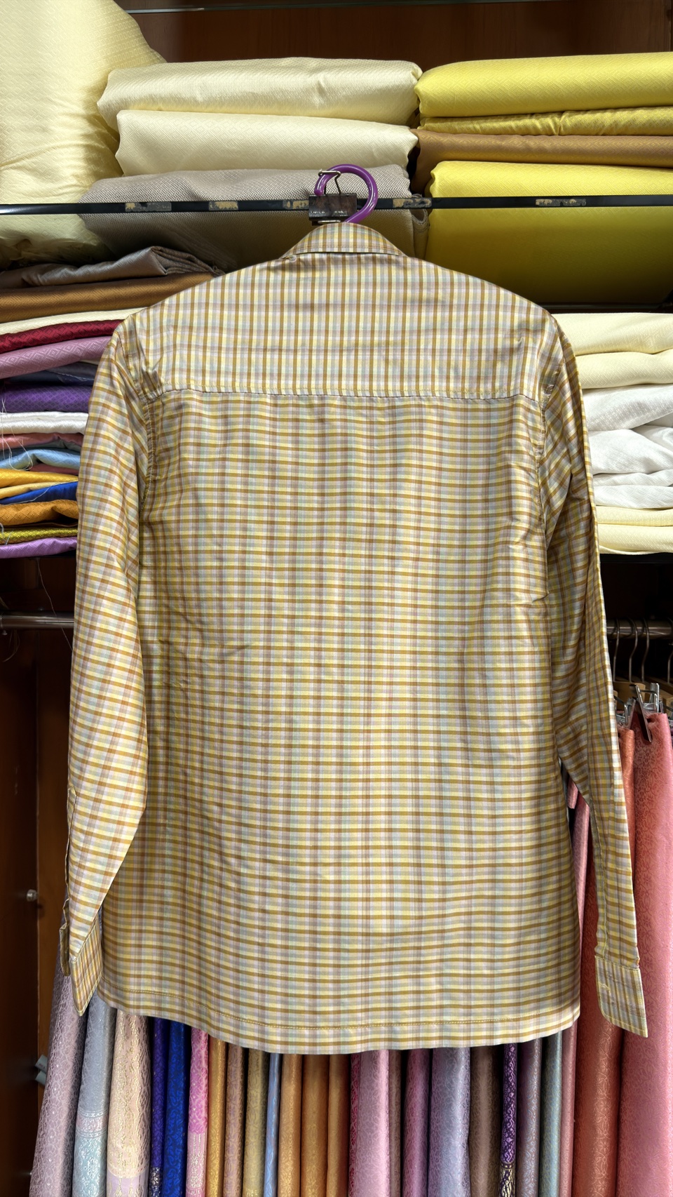 เสื้อเชิ้ตแขนยาว ผ้าไหมลายสก๊อต สีเหลืองอ่อน ไซส์L รหัส DN-AA-1117681