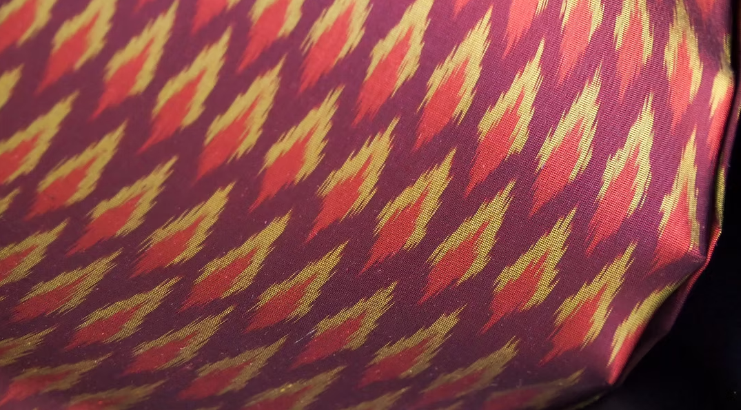 ซิ่น ผ้าไหมมัดหมี่ ไหมบ้าน ขนาด 1x2หลา ลายสร้อยดอกหมาก พื้นสีแดง รหัส CISP-CT-102539