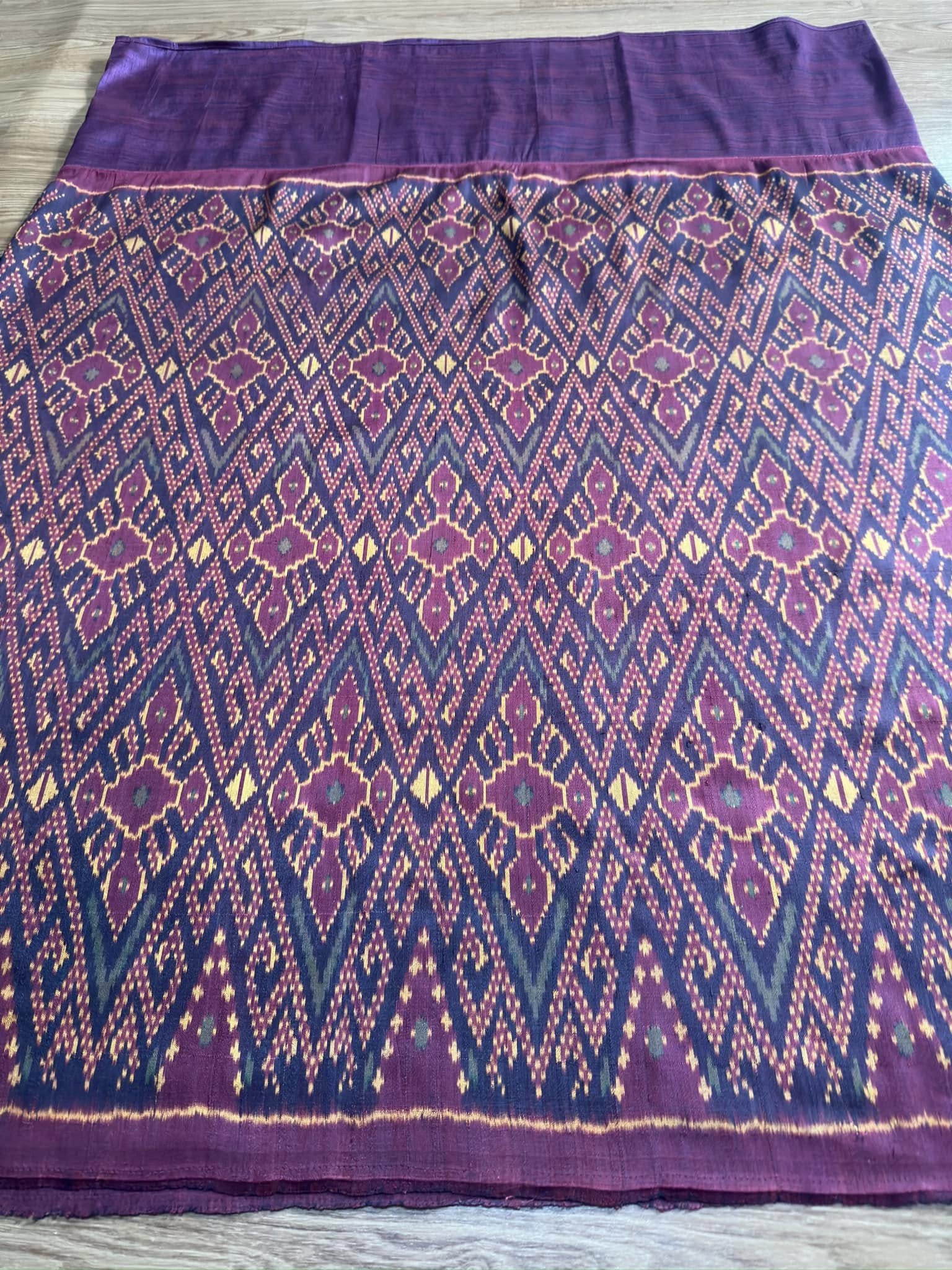 ซิ่น พระตะบอง ผ้าจามทอสามตะกอ ขนาด 110x170ซม พื้นสีม่วงเข้ม รหัส N9-SIL-AJ16