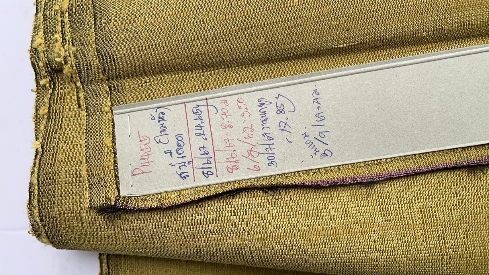 ผ้าไหมสีพื้น ไหมลืบเนื้อหยาบหนา ไหมแท้มีขี้ไหม สีเหลืองสบู่เลือด (ราคาต่อเมตร) รหัส D-76-P4455