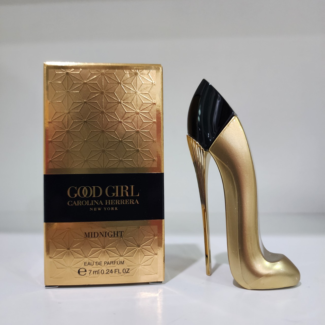 น้ำหอมจิ๋วมินิ Carolina Herrera Good Girl Midnight (EAU DE PARFUM) 7mlแบบแต้มมีกล่อง ( Mini Perfume น้ำหอมขนาดพกพา) น้ำหอมจิ๋วมินิ ขวดน่ารัก ตั้งโชว์ก็สวย พกพาก็สะดวก หัวแต้มตามจุดชีพจร