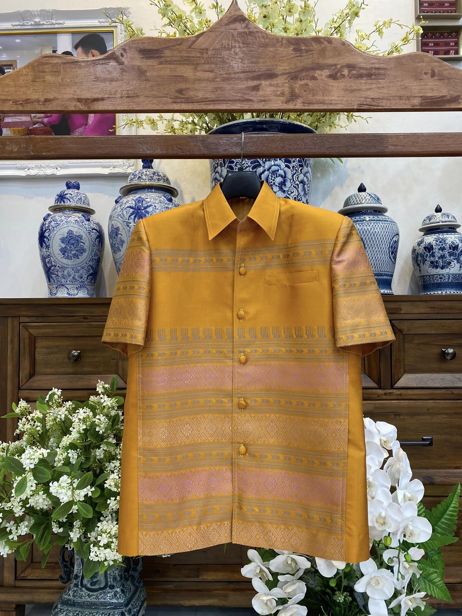 เสื้อสูทไหมแพรวา แขนสั้น พื้นสีเหลืองฟักทอง เลือกไซส์ รหัส DR-BM092966110017