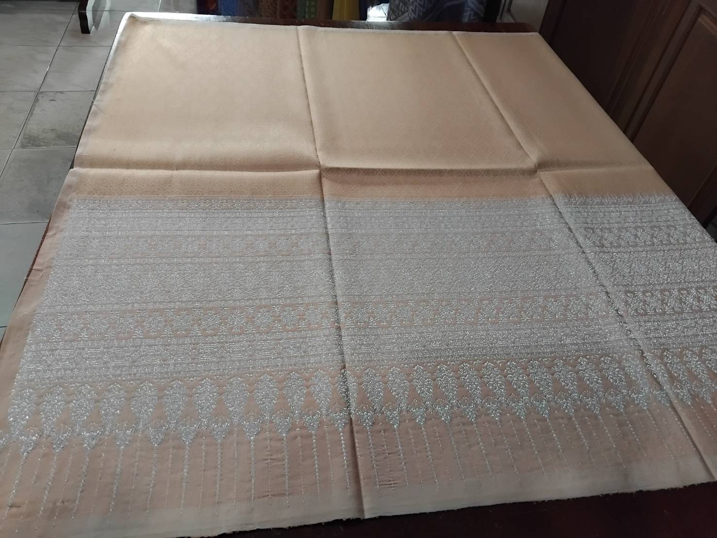 ซิ่น ผ้าไหมยกสุรินทร์ ไหมแท้ ขนาด 1x2เมตร เกาะเชิงดิ้นเงิน พื้นสีส้มโอลโรส N11-NY-071167