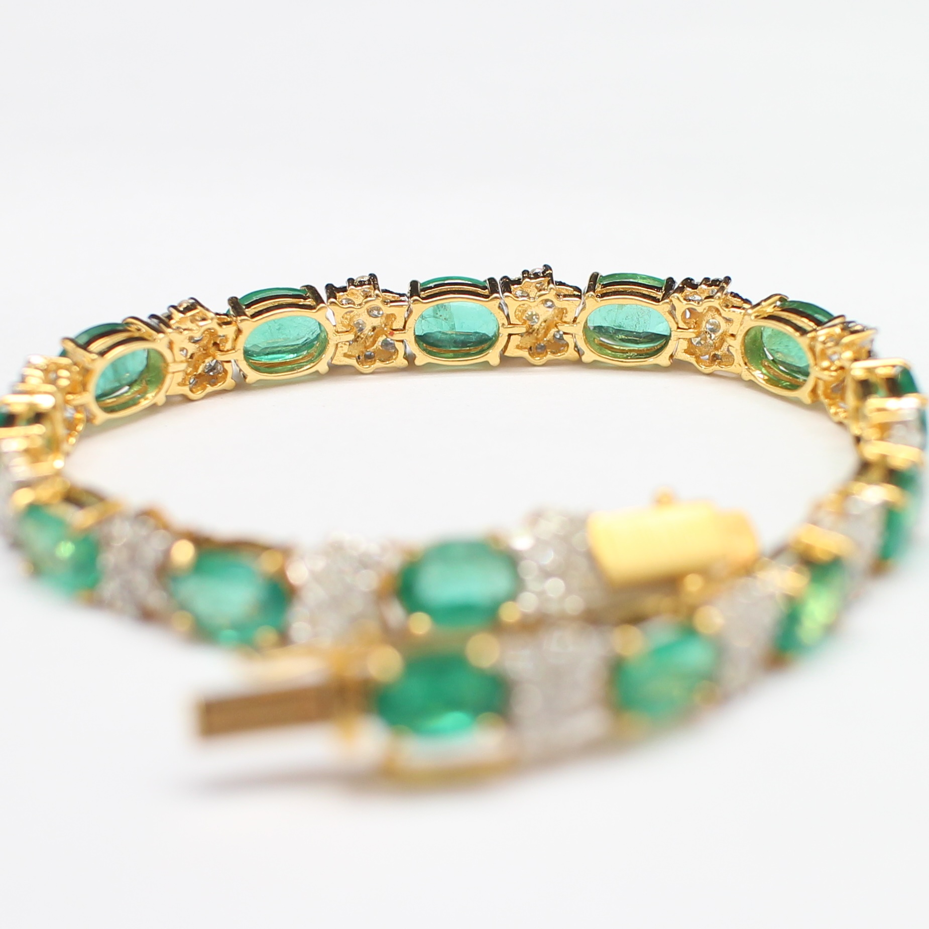 BL25068 สร้อยข้อมือมรกตแซมเบียคั่นเพชรกระจุก เพชรแท้ 28 เม็ด 0.56 กะรัต และ 84 เม็ด 0.77 กะรัต ทองแท้ 18k นน.รวม 14.4 กรัม ยาว 16.5 ซม. มรกต 14 เม็ด 9.84 กะรัต มีใบเซอร์