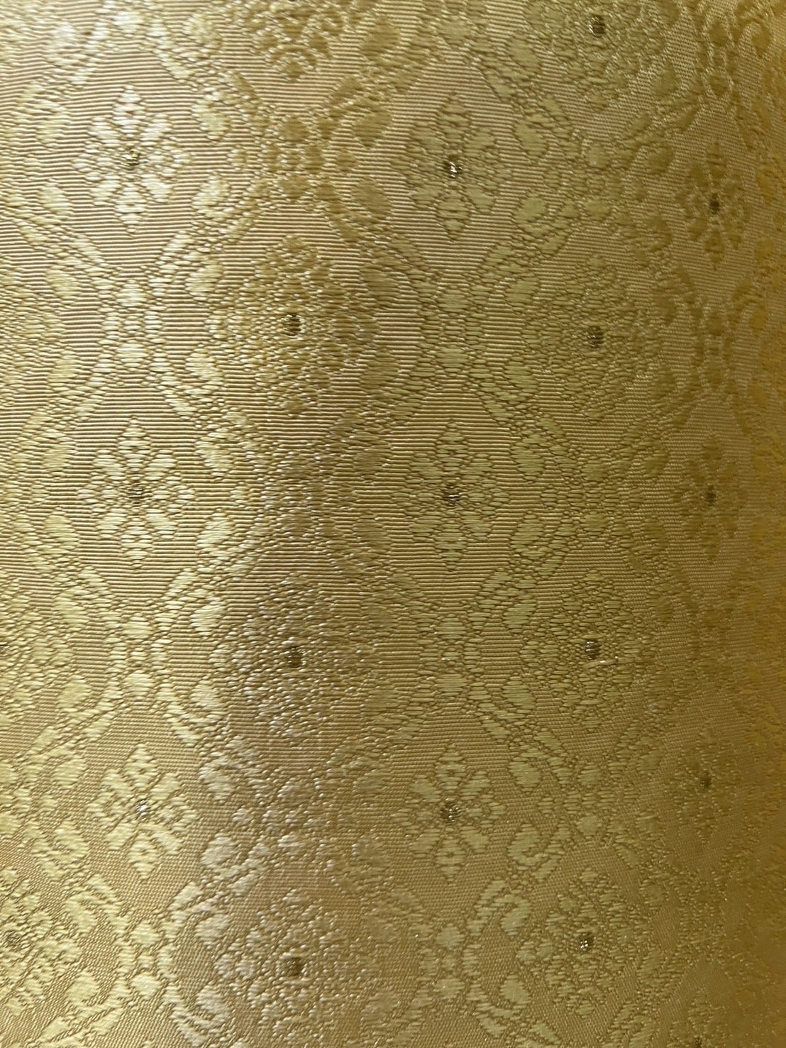 (ผ้าชุด)ผ้าไหมยกดอกลำพูน เกาะเชิงดิ้นทอง ขนาด 1.02x4.40เมตร ลายซุ้มขจร พื้นสีเหลือง รหัส N90-29-TR0456