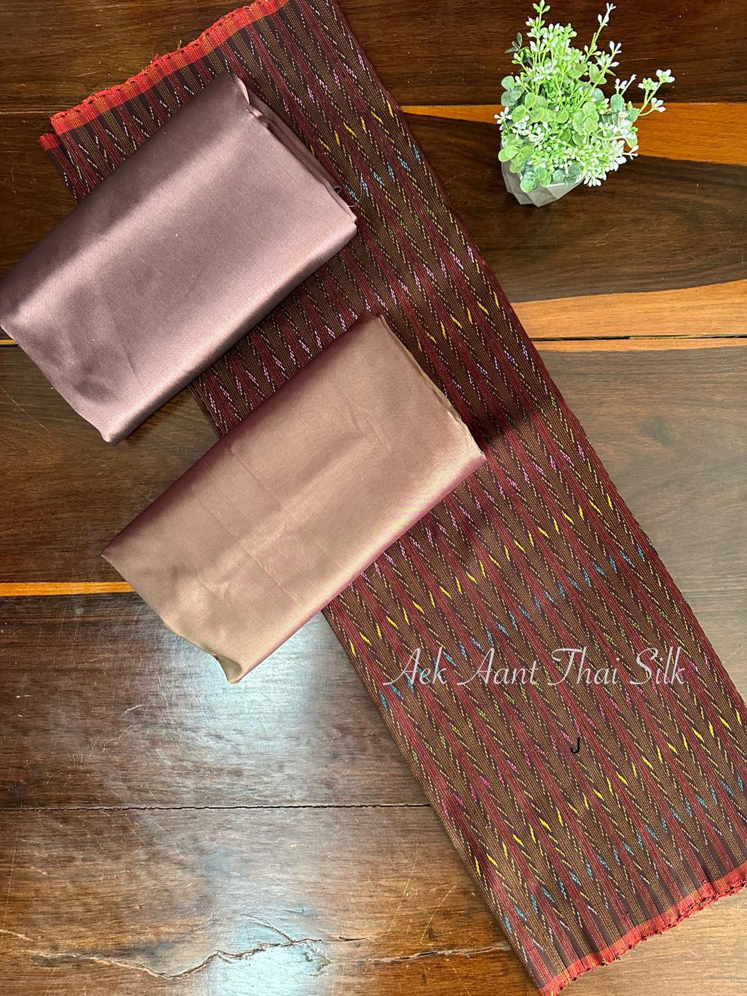 (ผ้าชุด)ไหมมัดหมี่ 3ตะกอ ไหมแท้ (ผ้าลาย 2เมตร+สีพื้น2เมตร) สีน้ำตาล รหัส M3-AA0329661