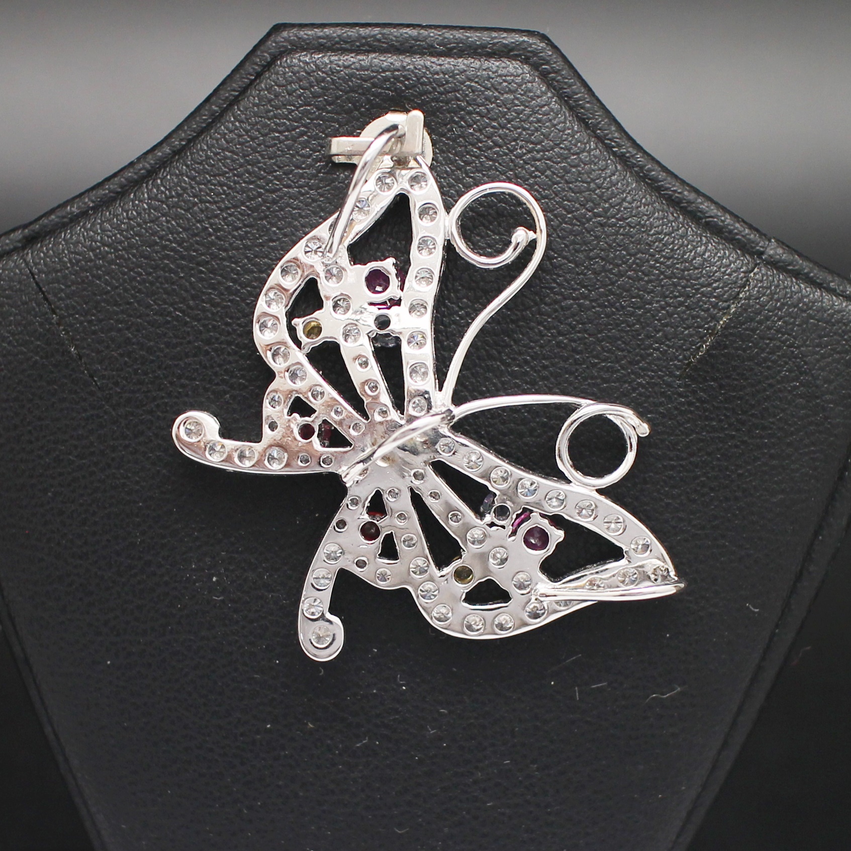 PD25005 จี้ผีเสื้อฝังพลอยหลากสี และเพชรแท้ 37 เม็ด 1.80 กะรัต ทองแท้ 18k ขาว นน.รวม 6.43 กรัม เพชรขาว ไฟดี งานสวย