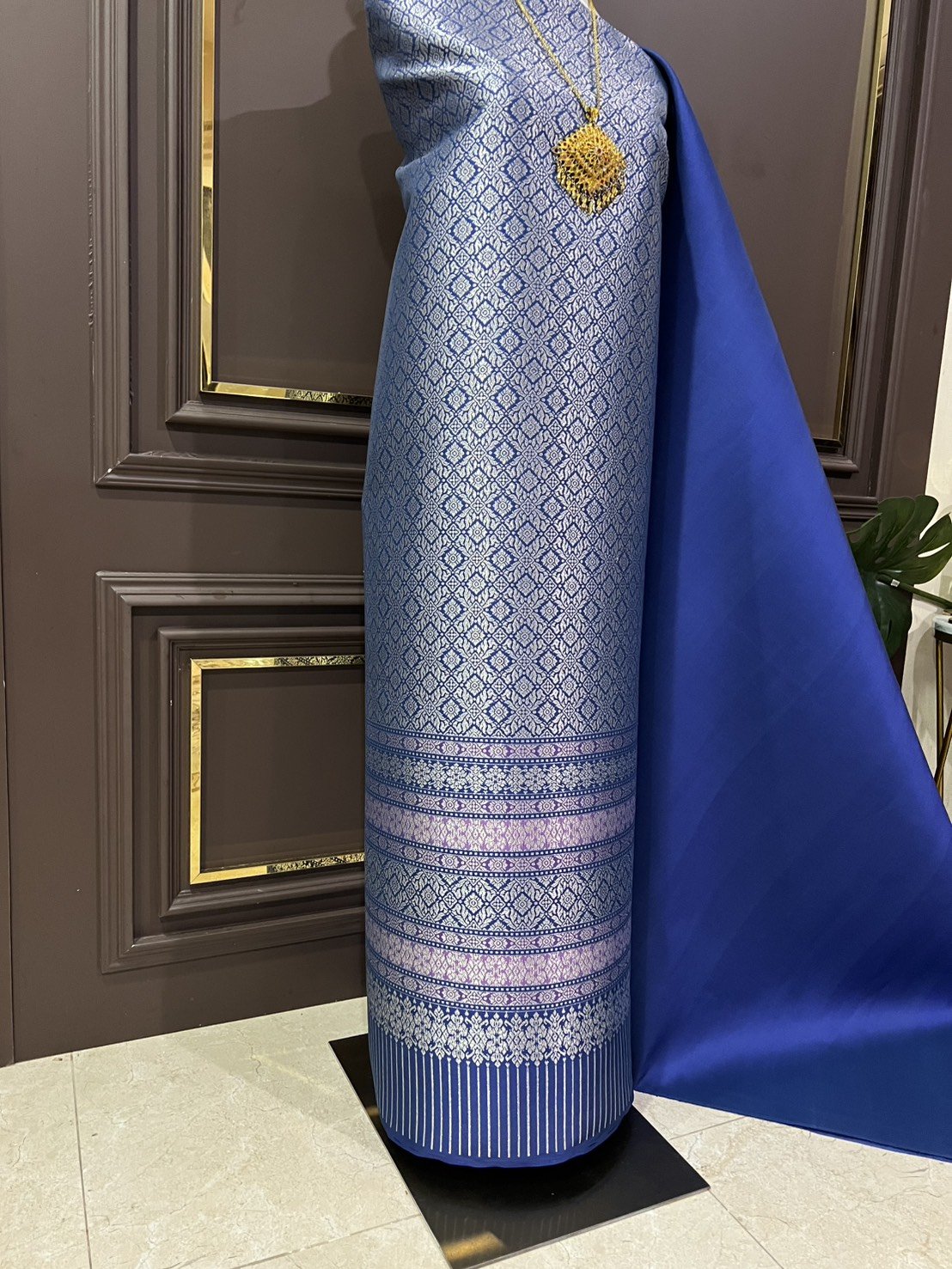 (ผ้าชุด)ผ้าไหมยกดอกลำพูน ยกดอกดิ้นเงิน ขนาด 1.03x4.43เมตร ลายแก้วดารา พื้นสีน้ำเงิน รหัส N90-29-TR0535