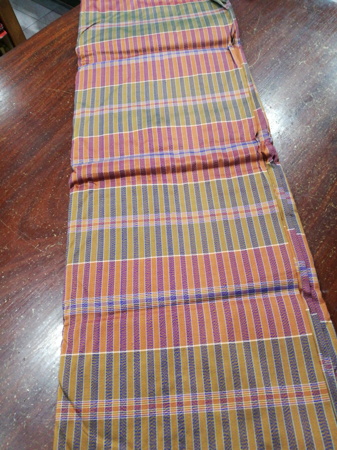 ผ้าไหมโสร่ง ไหมแท้ ทอลายหางกระรอก คั่นลายตารางเล็ก แบบโบราณ ขนาด 1x2เมตร สีคละสี รหัส R1B-NY-1106661652