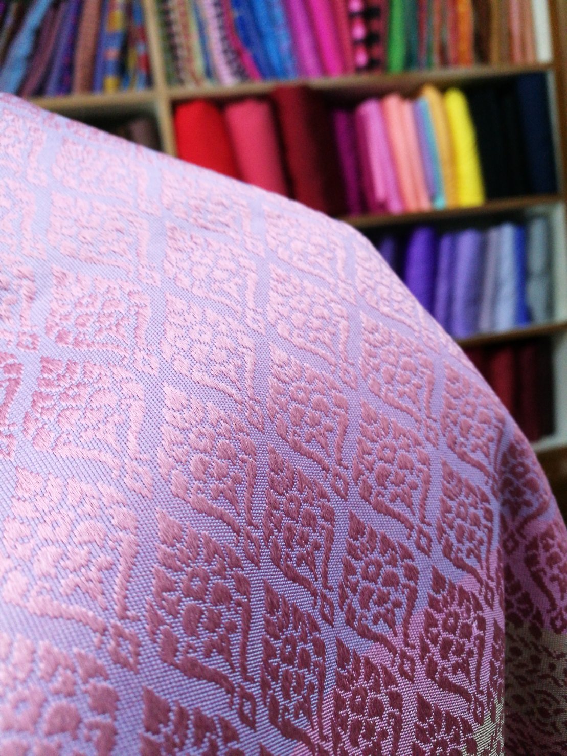 ซิ่น ผ้าไหมยกสุรินทร์ ไหมแท้ 32ตะกอ ไหมแท้ ขนาด 1x2เมตร ลายกาญจนา สีม่วงชมพูกลีบบัว N11-NY0524662