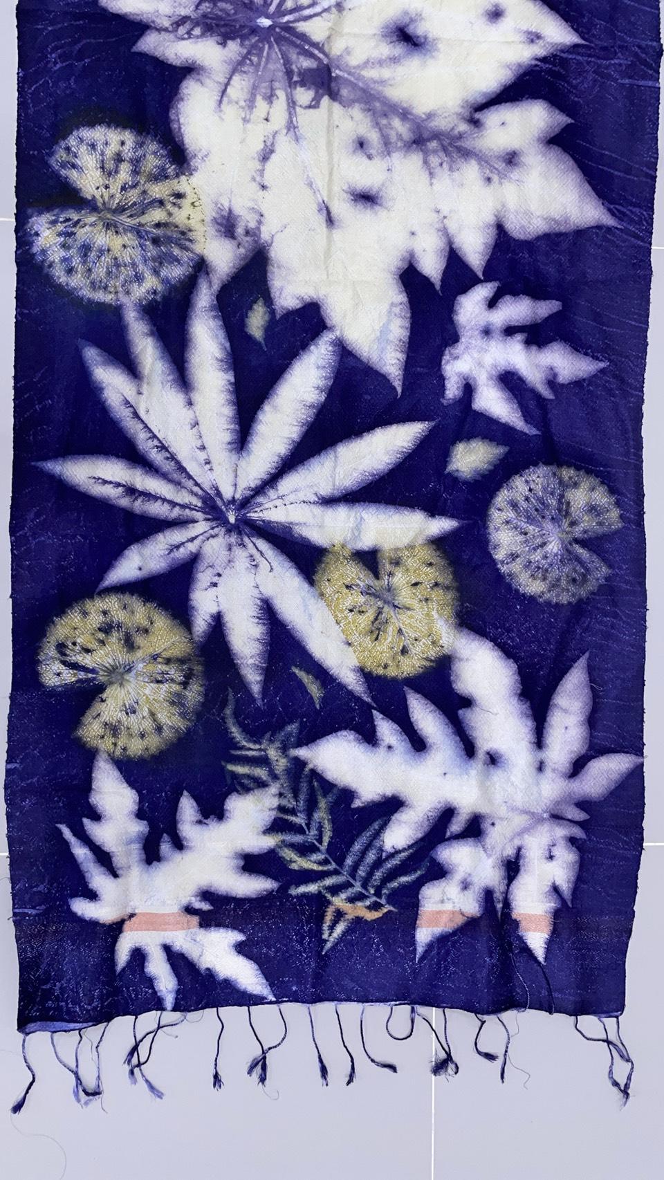 ผ้าคลุมไหล่ผ้าไหม Eco print เนื้อยกดอก มีชายครุย ขนาด 60x180ซม. สีน้ำเงิน รหัส ECO-82-1114687