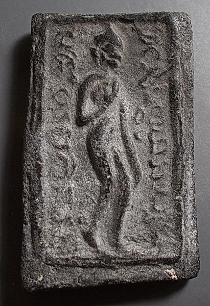 พระสิงห์ป้อนเหยื่อ (ฝักไม้ดำ) เนื้อผงผสมใบลาน