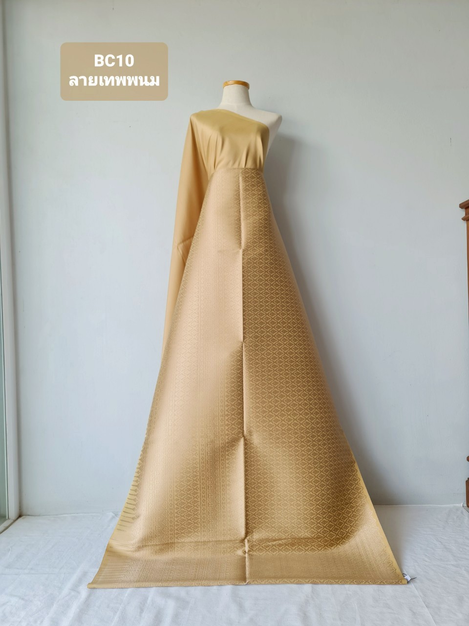 (ผ้าชุด)ไหมยกสุรินทร์ ขนาด 1x4เมตร (ลาย 2เมตร+สีพื้น 2เมตร) ลายเทพพนม สีน้ำตาลทอง รหัส N10-119-06046831