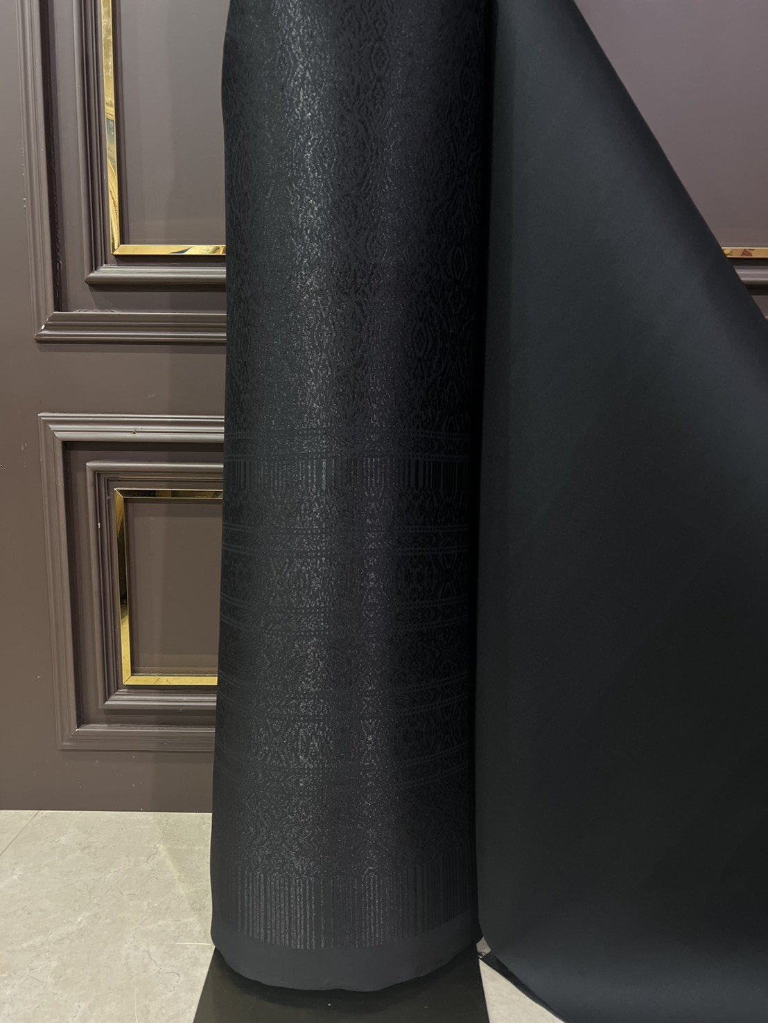 (ผ้าชุด)ผ้าไหมยกดอกลำพูน ยกดอกดิ้นดำ ขนาด 1.01x4.53เมตร ลายอินเดีย พื้นสีดำ รหัส N90-29-R0032