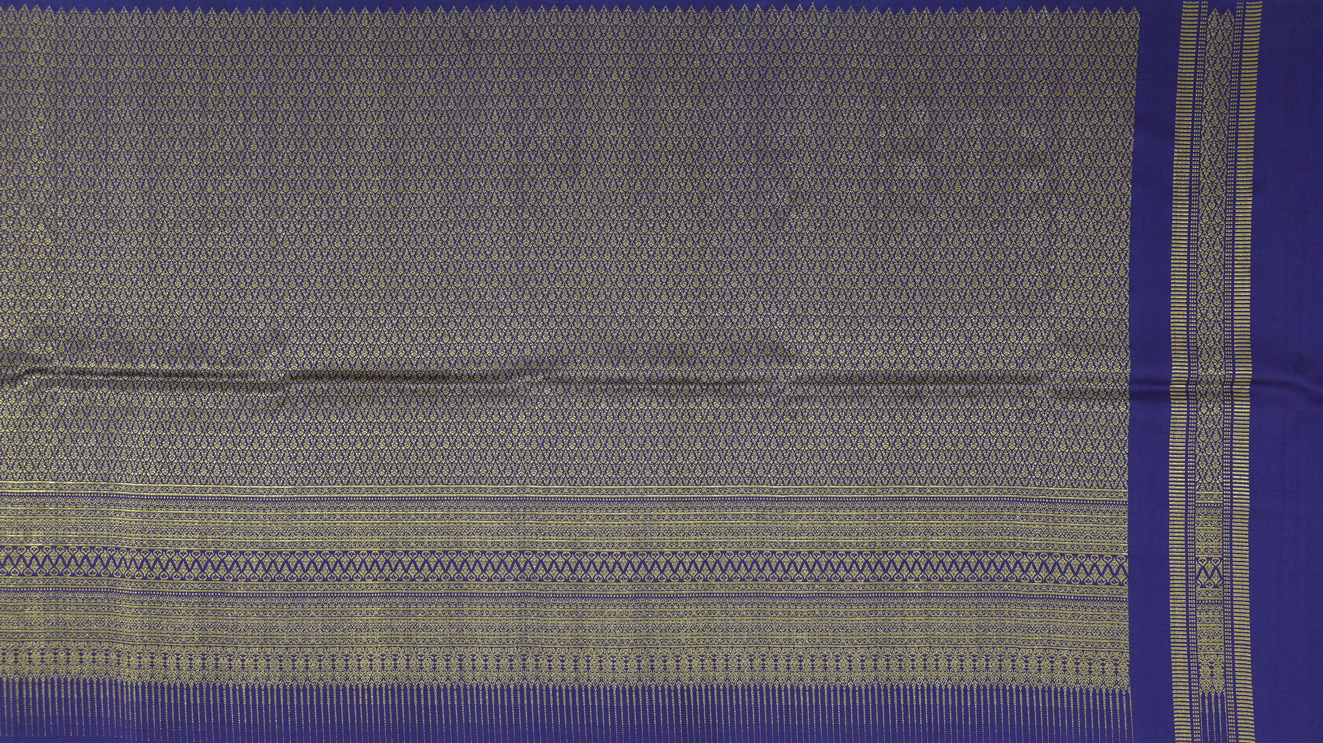 (ผ้าชุด)ไหมยกดอกสุรินทร์ ยกดอกดิ้นทอง ขนาด 1x4เมตร (ลาย 2เมตร+สีพื้น 2เมตร) พื้นสีน้ำเงินเข้ม รหัส N10-ME-66-0822678