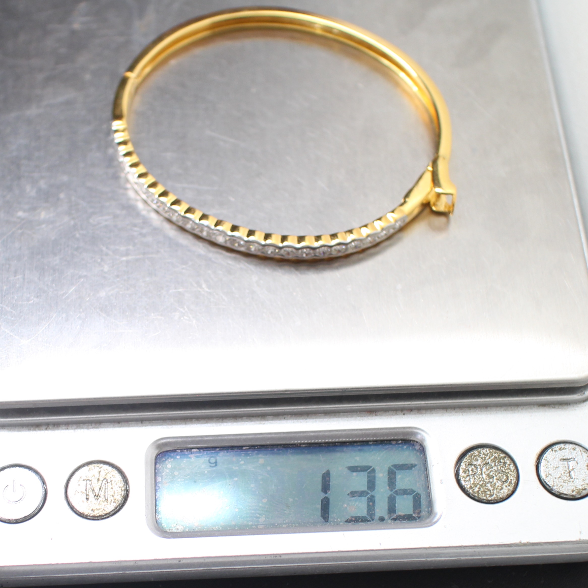 BL25119 กำไลเพชรแถวครึ่งวง เพชรแท้ 23 เม็ด 1 กะรัต ทองแท้ 90% นน.รวม 13.6 กรัม เส้นผ่านศูนย์กลาง 5.1 ซม.