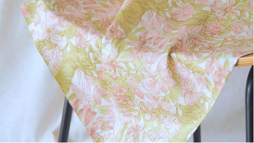 ผ้าพันคอไหมพิมพ์ลาย สี่เหลี่ยมจัตุรัส ขนาด 100x92ซม.ลายดอกไม้ สีชมพูอ่อน รหัส ZTG-CT-103374