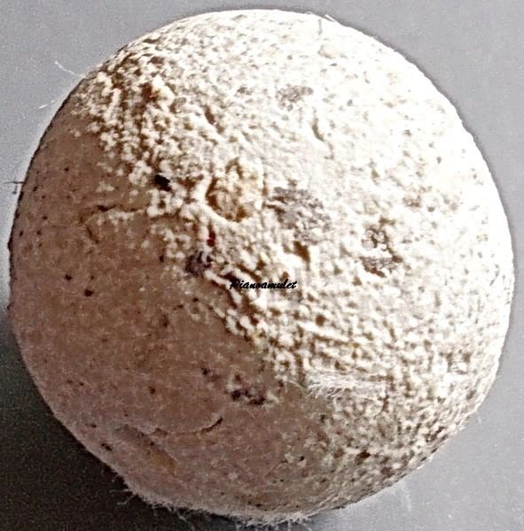 ลูกอมเนื้อปูนผสมผงพุทธคุณ หลวงปู่ดู่วัดสะแก (ลูกแก้วมณีนพรัตน์ หรือลูกแก้วสารพัดนึก)