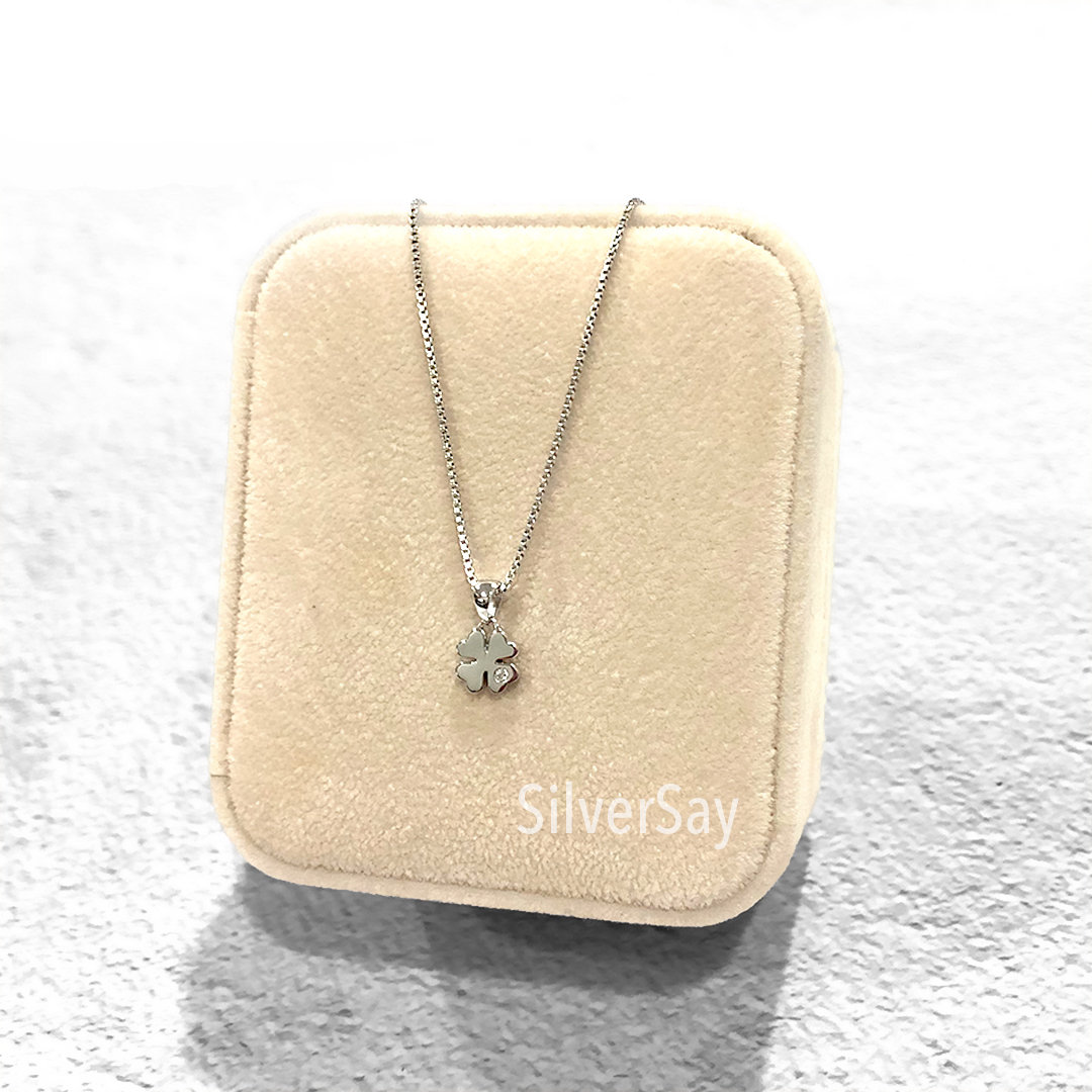 จี้ใบโคลเวอร์จิ๋ว Clover 4 ฝังเพชรสวิส 1 เม็ด