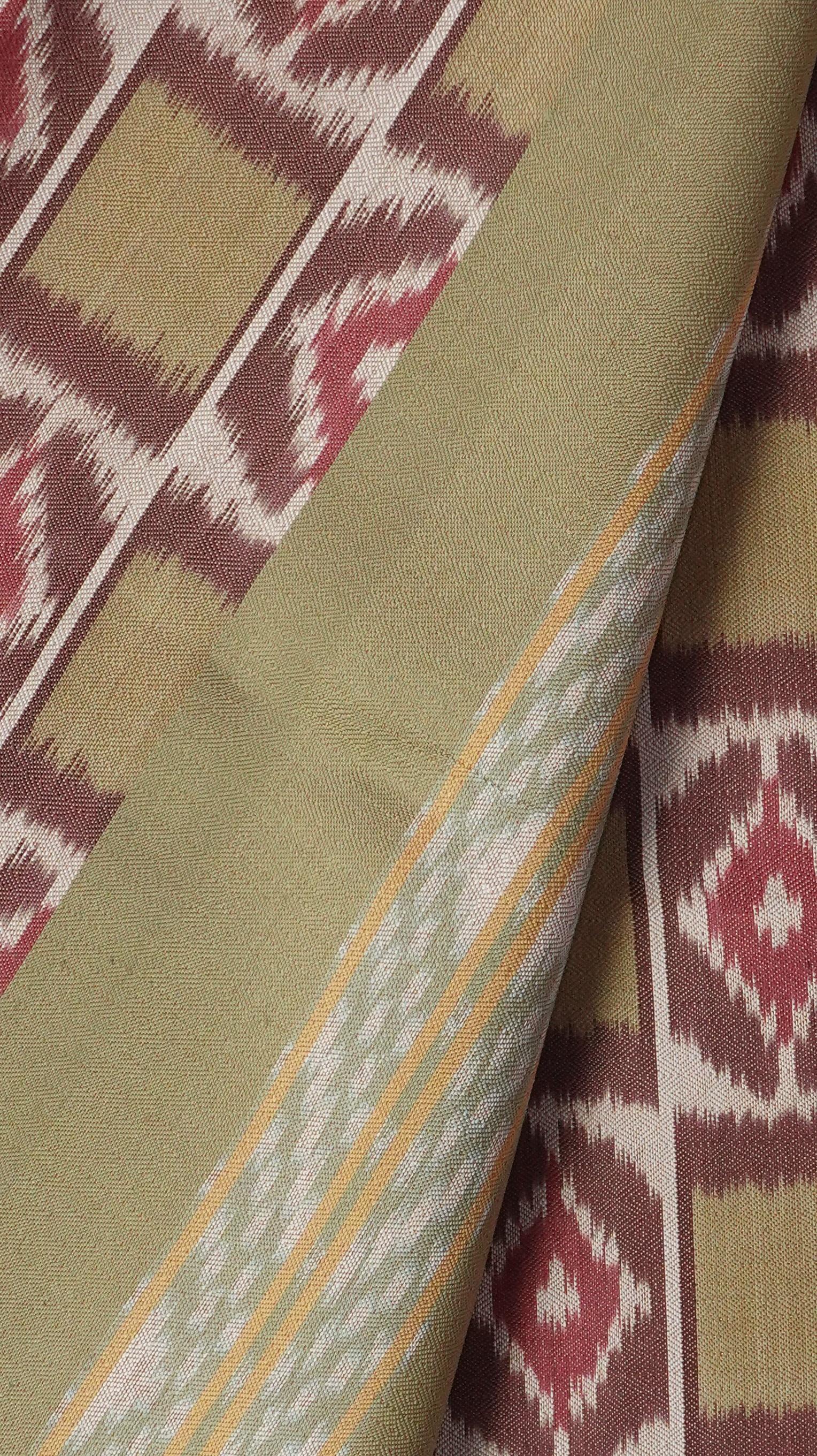 ซิ่น ผ้าไหมมัดหมี่ 3ตะกอ ทอเหยียบเหาะ มีหน้านาง ชายครุย ตรานกยูง สีธรรมชาติ ขนาด 1x2เมตร พื้นสีเขียว รหัส M3P-NY-012768144