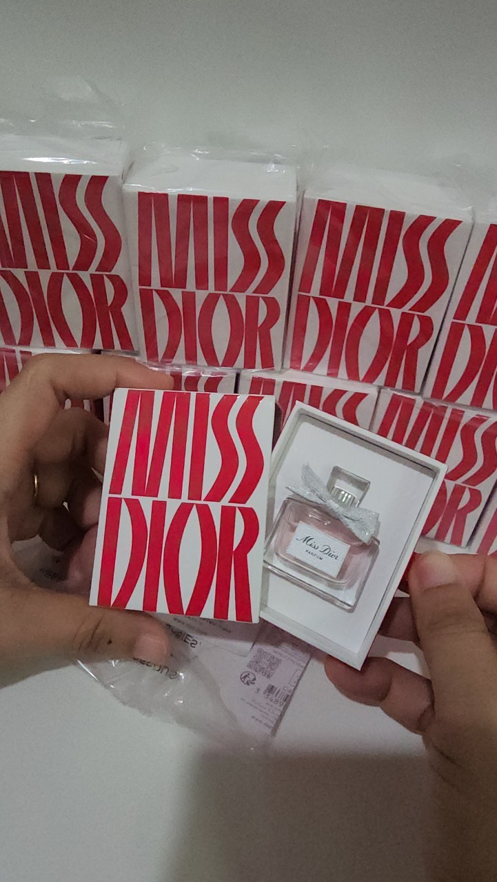 น้ำหอมจิ๋วมินิ Dior Miss Dior Parfum 5ml พร้อมกล่อง Limited สวยม๊ากๆๆ แบบแต้มมีกล่อง ( Mini Perfume น้ำหอมขนาดพกพา) น้ำหอมจิ๋วมินิ ขวดน่ารัก ตั้งโชว์ก็สวย พกพาก็สะดวก หัวแต้มตามจุดชีพจร