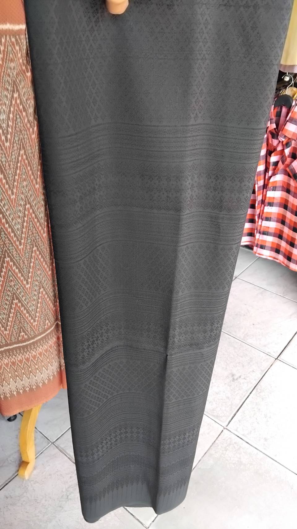 ซิ่น ผ้าไหมยกสุรินทร์ ขนาด 1x2เมตร สีดำสนิท รหัส N11-NY-1127682