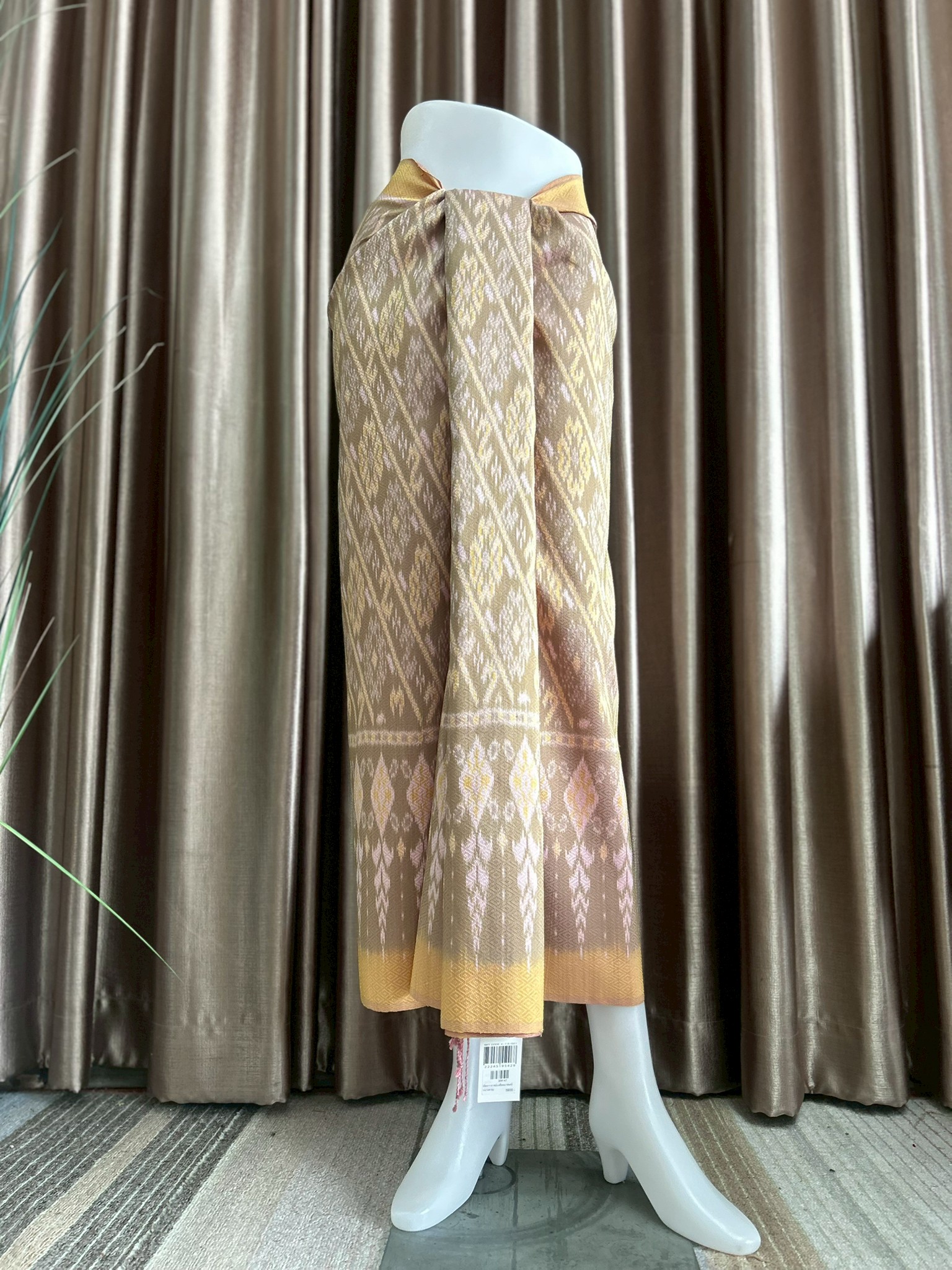 ซิ่น ผ้าไหมมัดหมี่ ทอยกดอก 6ตะกอ ขนาด 1x2 เมตร ลายสิริราชพัสตราภรณ์ สีเหลืองนวล รหัส PCS-PK-10066811