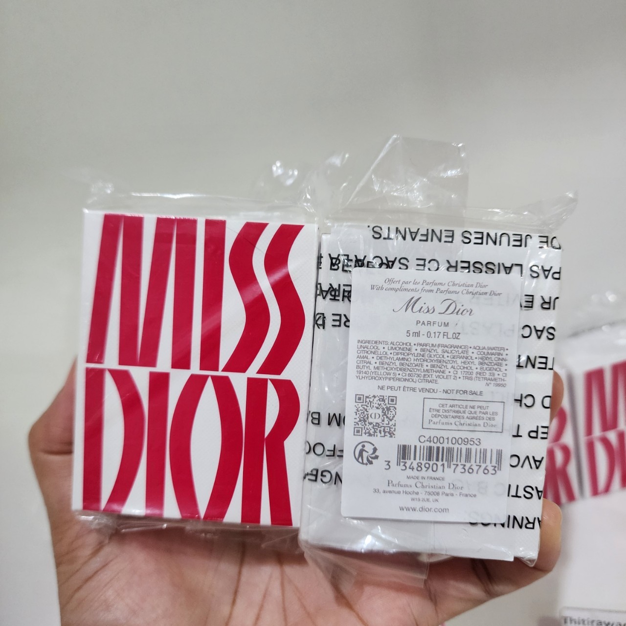 น้ำหอมจิ๋วมินิ Dior Miss Dior Parfum 5ml พร้อมกล่อง Limited สวยม๊ากๆๆ แบบแต้มมีกล่อง ( Mini Perfume น้ำหอมขนาดพกพา) น้ำหอมจิ๋วมินิ ขวดน่ารัก ตั้งโชว์ก็สวย พกพาก็สะดวก หัวแต้มตามจุดชีพจร