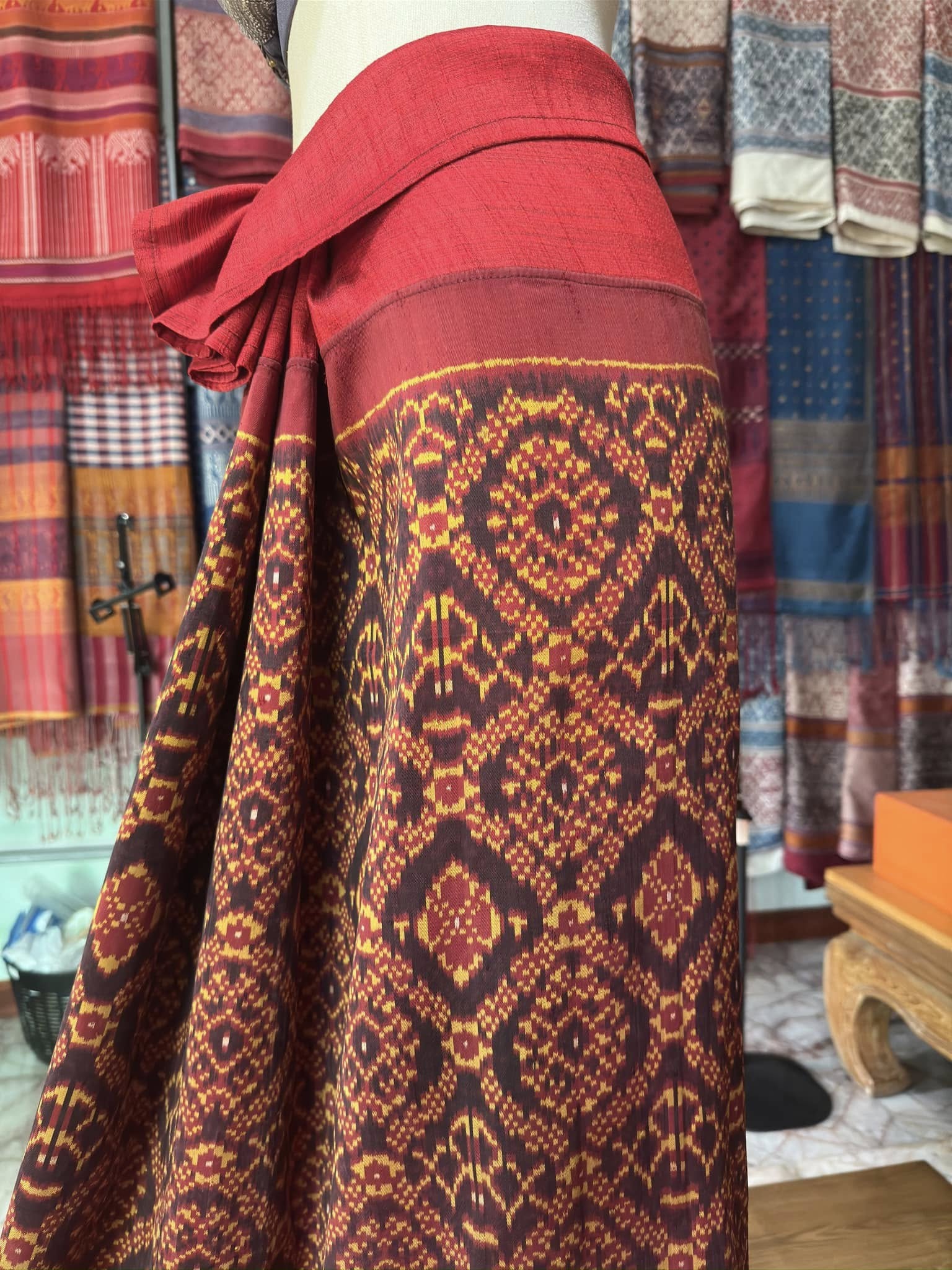 ซิ่น พระตะบอง ผ้าจามทอสามตะกอ ขนาด 115x150ซม พื้นสีแดง รหัส N9-SIL-AJ3