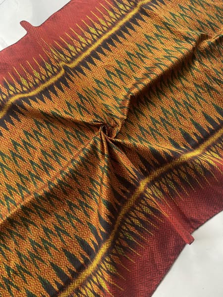 ผ้าคลุมไหล่ ผ้าไหมทอยกดอก ขนาด 60x200ซม.ลายโฮลคชกริช มีหน้านางชายครุย ท้องผ้าสีแดง รหัส L5A-30-0826683