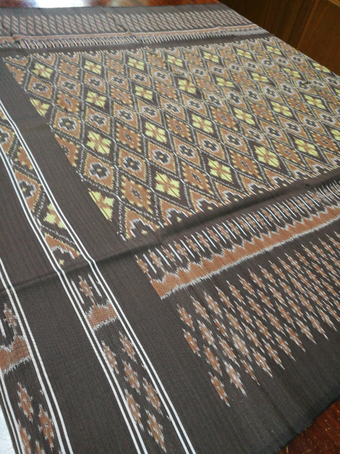 ซิ่น มัดหมี่ 3ตะกอ สีธรรมชาติ ไหมแท้ ขนาด 1x2เมตร มีหน้านางชายครุย ลายดอกมะเขือ รหัส M3P-NY1102651