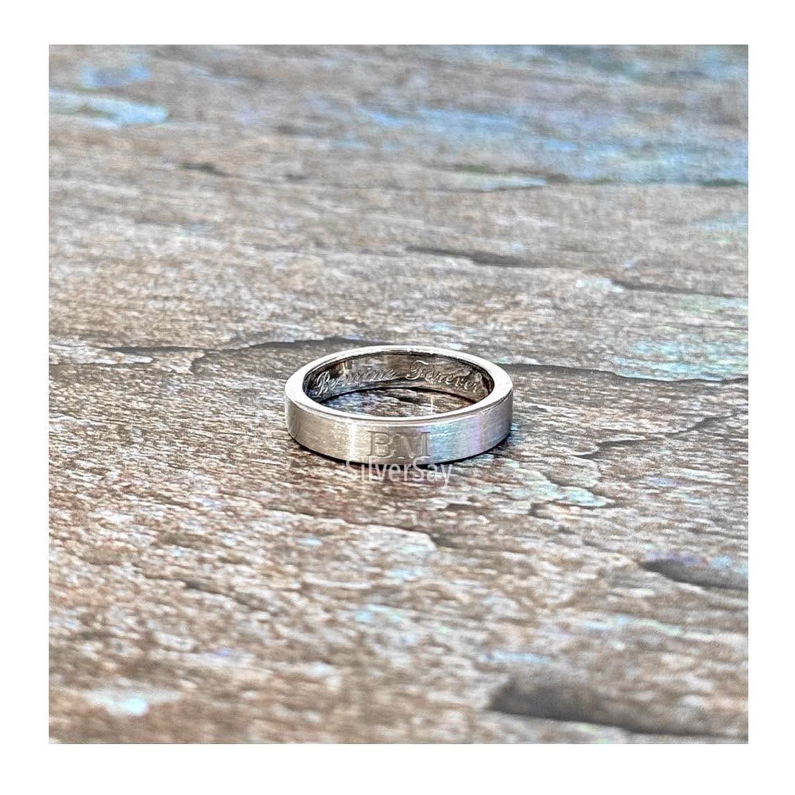 แหวนโมเดิร์น-แหวนสลักชื่อและสลักข้อความ "Aaru" กับ "Be mine Forever" ด้านในวง และ"BM" ด้านนอก เงินแท้ 925 แลขนแมว ชุบทองคำขาว