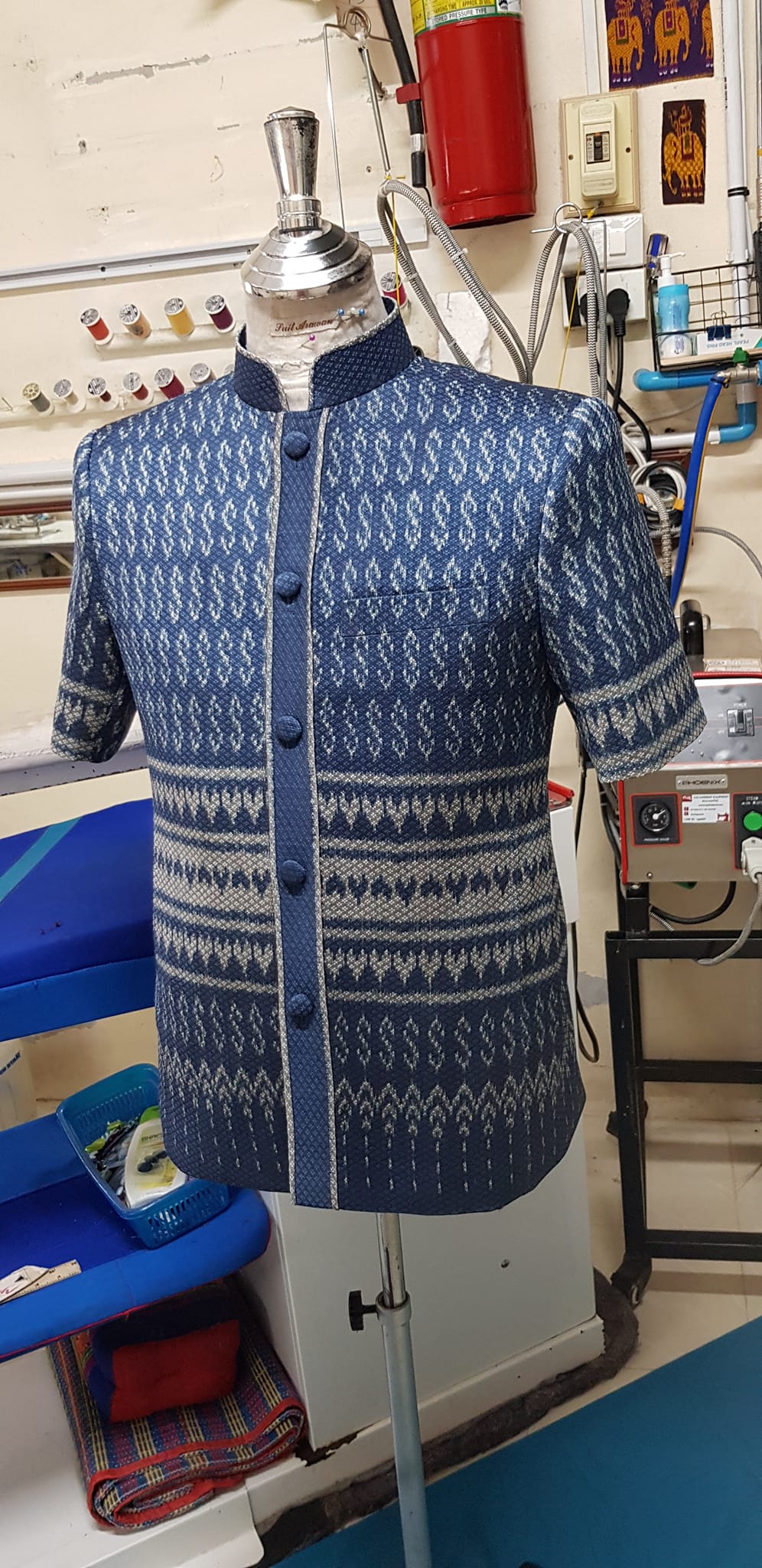 เสื้อสูทคอพระราชทานผ้าไหมมัดหมี่เนื้อยกดอก แขนสั้น | ตัดเย็บตามรูปร่าง | เลือกผ้า ส่งไซส์ได้