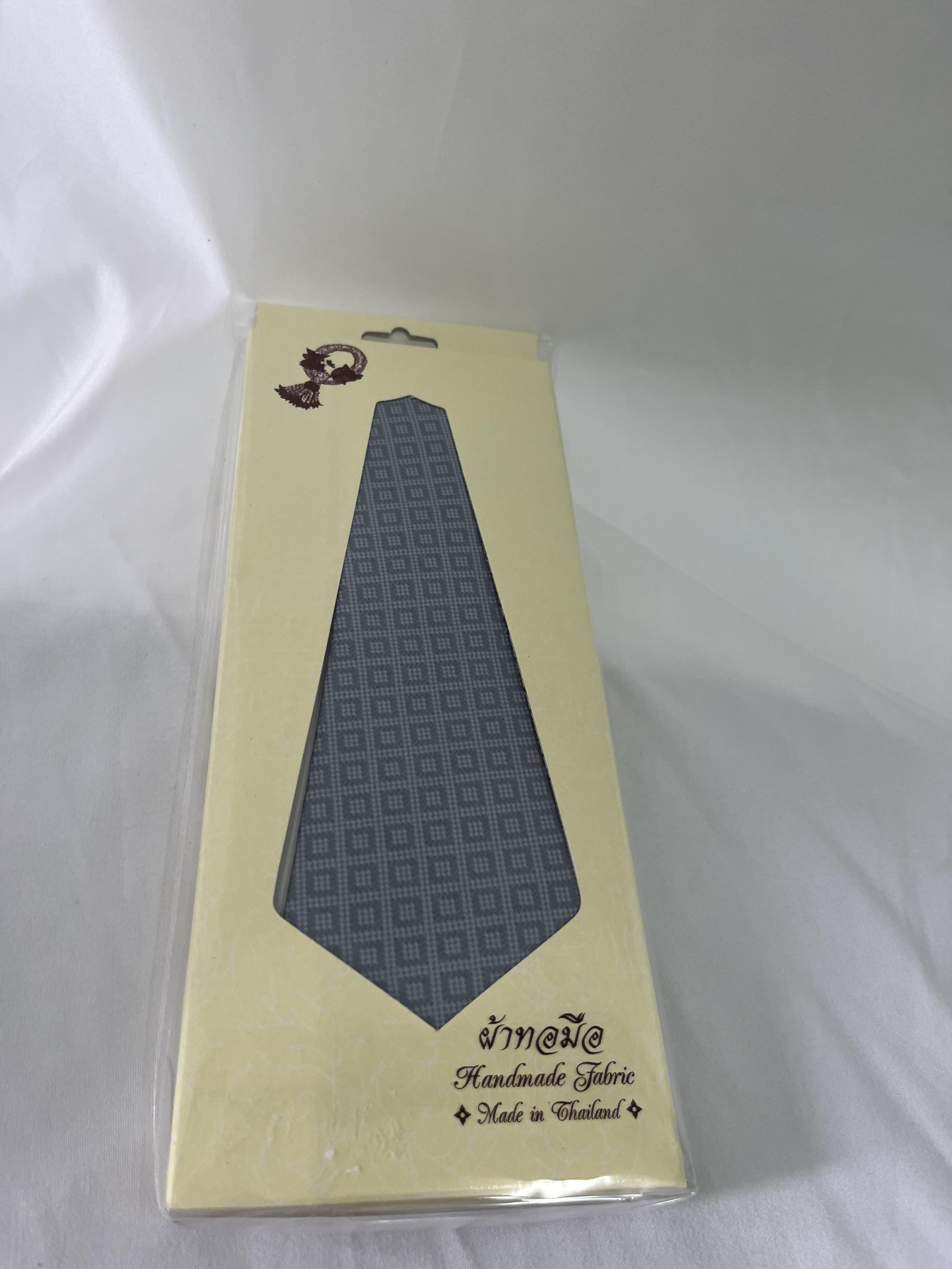 เนคไทผ้าไหมยกดอก ขนาดกว้าง 3.5นิ้ว สีเขียวเข้ม รหัส NC-NY0221671157