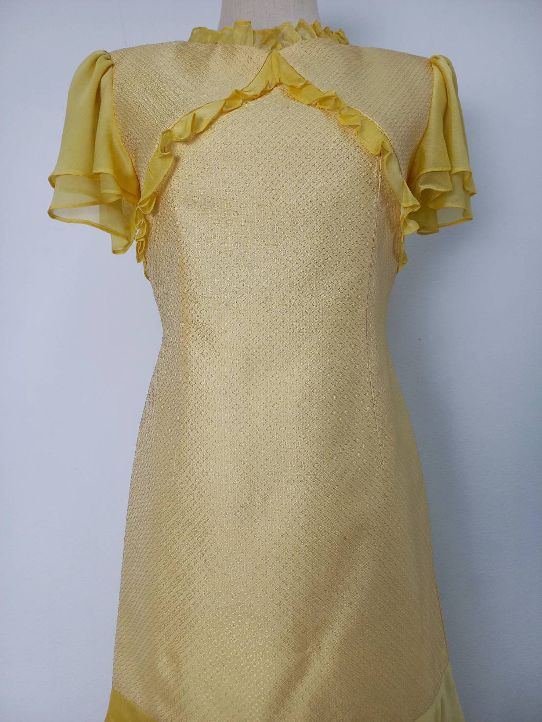 ชุดผ้าไหมตัดสำเร็จ ชุดแซก ชุดเดรสผ้าไหมสีพื้น เฉดสีเหลืองนวล รหัส WR-38-0320681