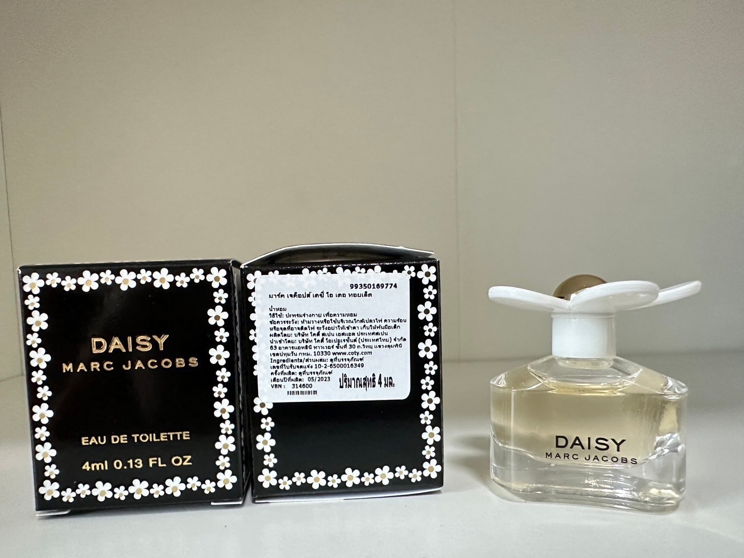 น้ำหอมจิ๋วมินิ Marc Jacobs Daisy EDT 4ml ป้ายไทย แบบแต้มมีกล่อง ( Mini Perfume น้ำหอมขนาดพกพา) น้ำหอมจิ๋วมินิ ขวดน่ารัก ตั้งโชว์ก็สวย พกพาก็สะดวก หัวแต้มตามจุดชีพจร