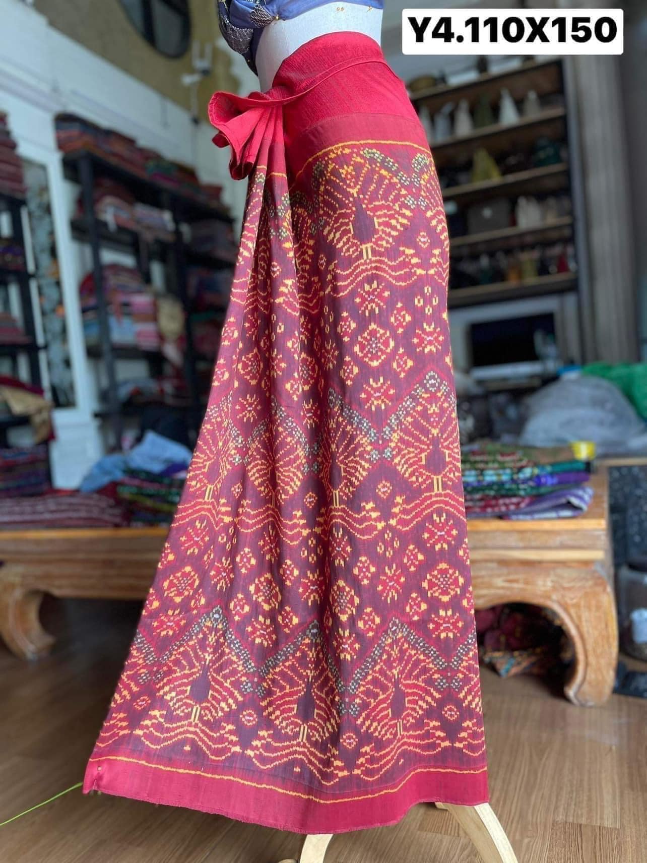 ซิ่น ไหมพระตะบอง ขนาด 110x150ซม ลายนกยูง พื้นสีแดง รหัส N9-SIL-Y4