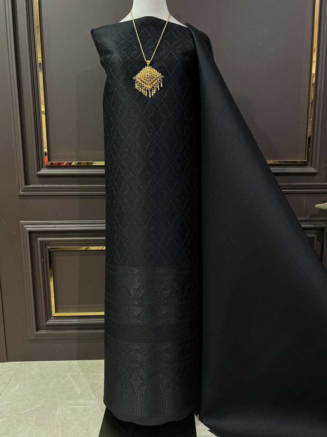 (ผ้าชุด)ผ้าไหมยกดอกลำพูน เกาะเชิงดิ้นดำ ขนาด 1.02x4.50เมตร ลายราชสำนัก พื้นสีดำ รหัส N90-29-TR0564