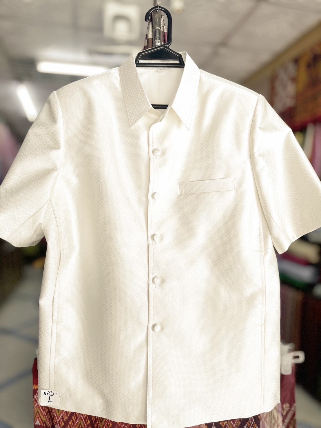 เสื้อซาฟารีคอปก แขนสั้น ยกดอกลายลูกแก้ว สีครีมขาว รหัส DT-ST-DT0910681