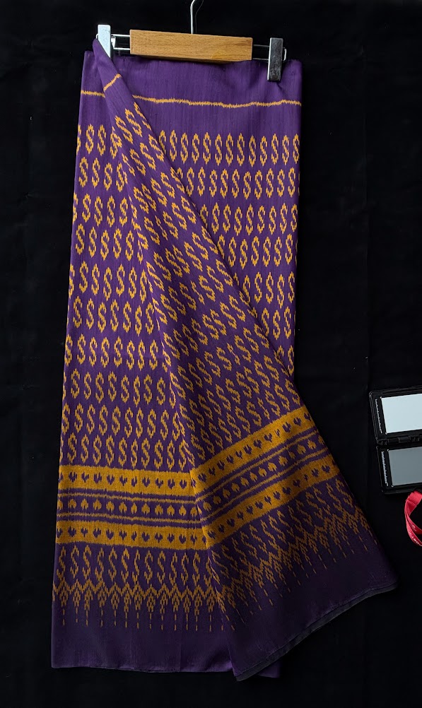 ซิ่น ผ้าไหมมัดหมี่ 3ตะกอ ขนาด 1x2 เมตร ลายขอพระราชทาน สีม่วง รหัส PCS-NY-11226818