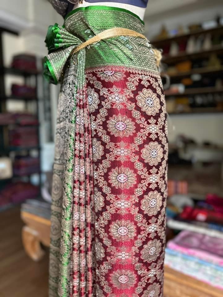 ซิ่น ผ้าปาโตล่า เส้นยืนไหมแท้ ขนาด 112x460ซม. พื้นสีแดง สีเขียว รหัส N9-SIL-GK2