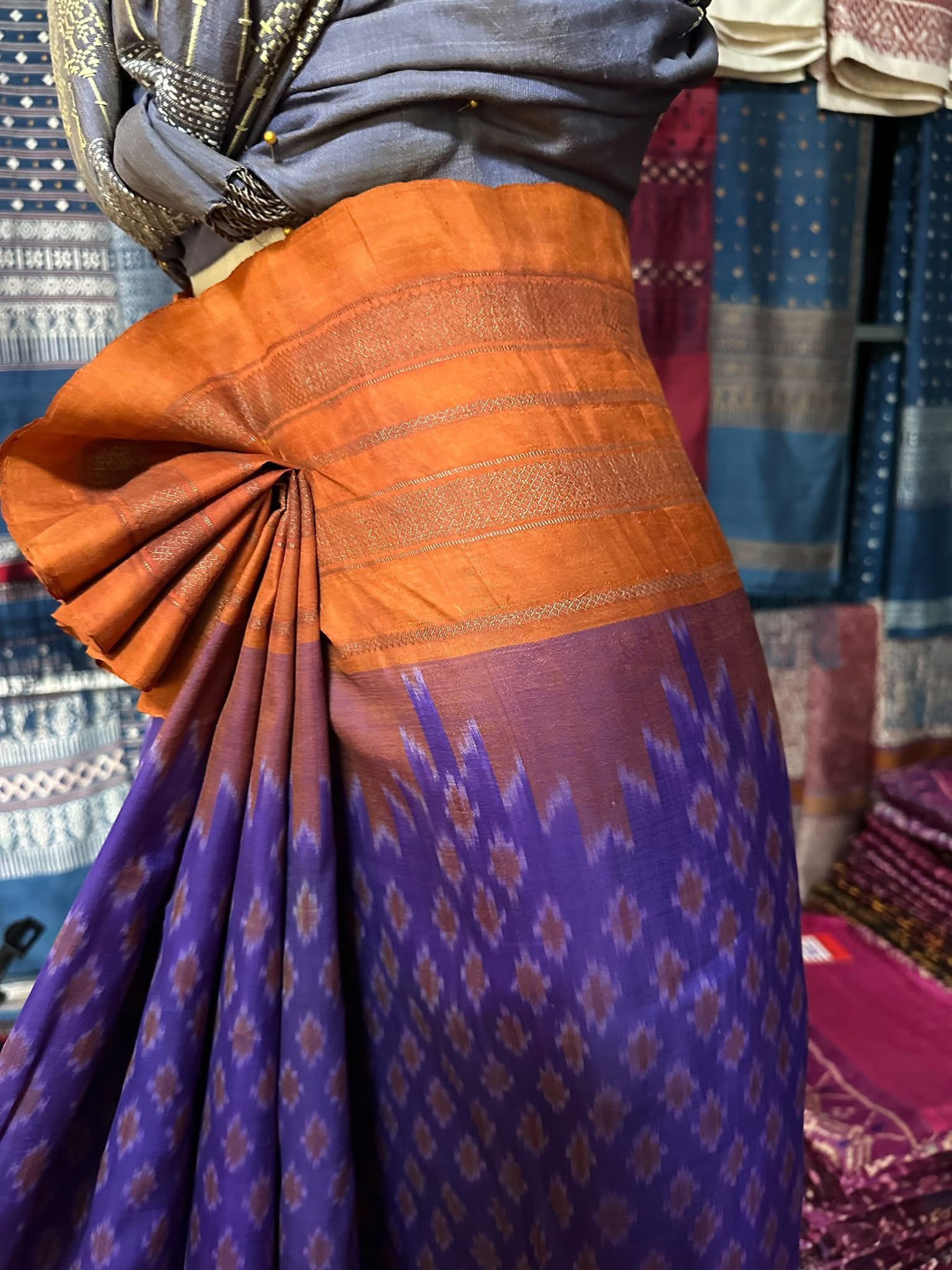 ซิ่น ไหมมัดหมี่ ผ้าปาโตล่า ขนาด 118x220ซม. พื้นสีน้ำเงินเชิงทอง รหัส N9-SIL-051768A13