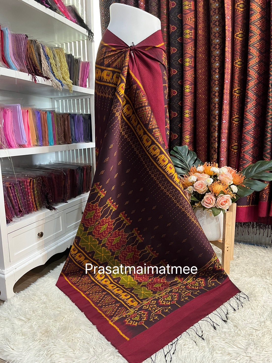 ซิ่น ผ้าไหมมัดหมี่ 5ตะกอ ขนาด 1x2เมตร ลายเชิงดอกบัว มีหน้านางชายครุย พื้นสีแดง รหัส L9A-PS-05076850