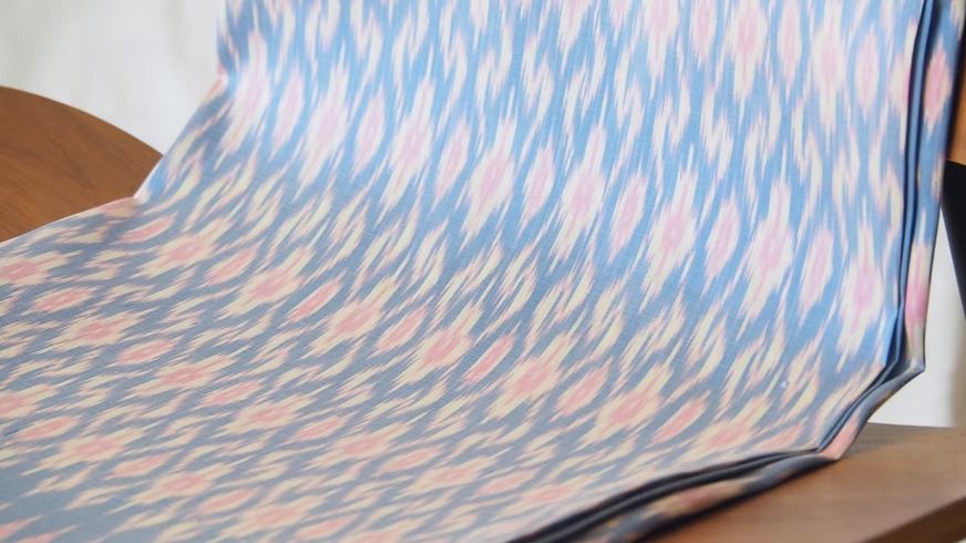 (ผ้าชุด) ผ้าไหมมัดหมี่ไหมแท้ (ผ้าลาย2หลา+สีพื้น2หลา) พื้นสีฟ้าใส รหัส M2B-CT-103092