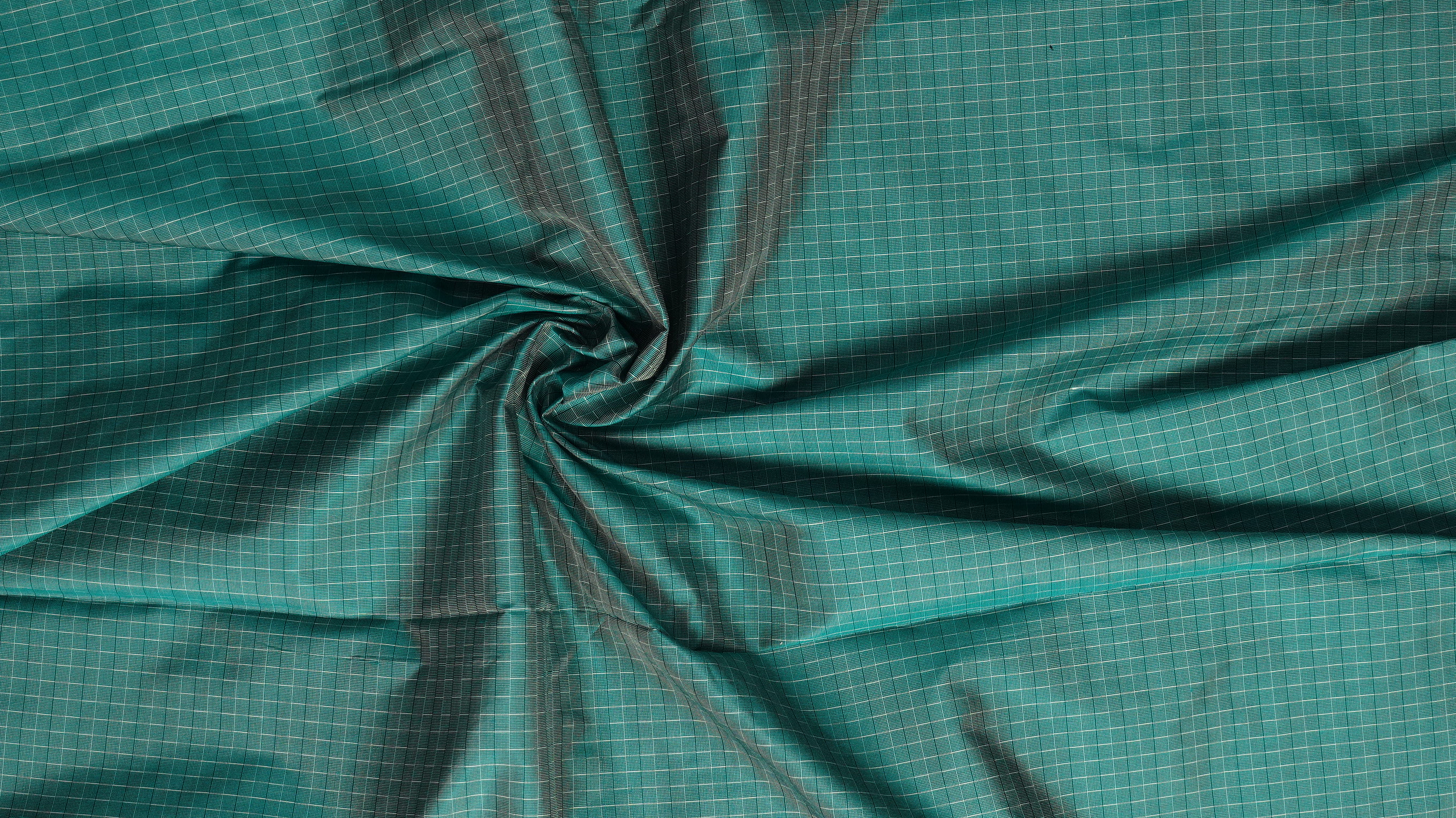 ผ้าไหมลายเกล็ดเต่า ไหมแท้ ลายเล็ก สีเขียวอมฟ้าเทอควอยซ์ ขายตามความยาวหลา รหัส R1D-NY-01236801