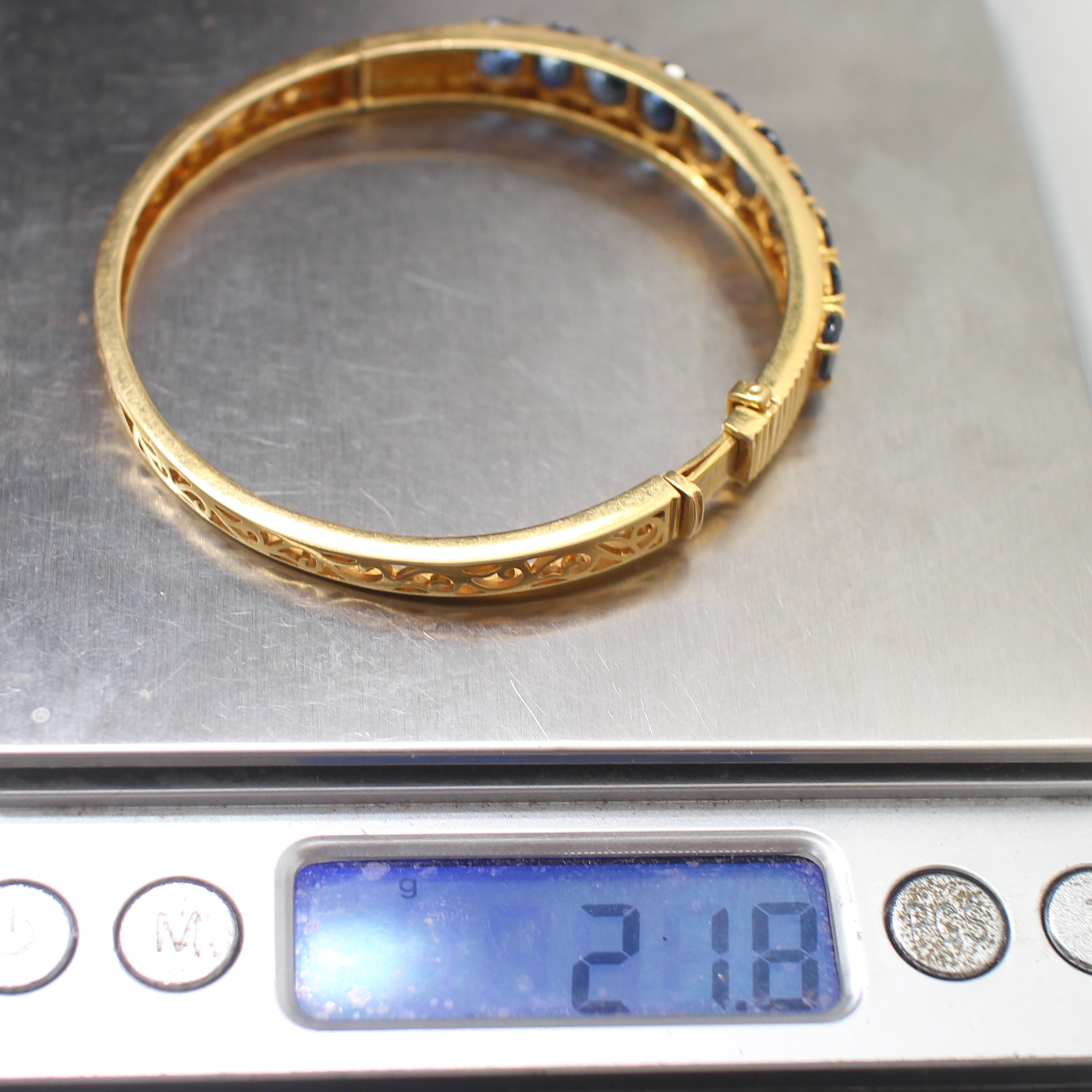 BL25059 กำไลไพลินแถวครึ่งวงทองฉลุลาย ทองแท้ 90% นน.รวม 21.8 กรัม เส้นผ่านศูนย์กลาง 5.5 ซม.