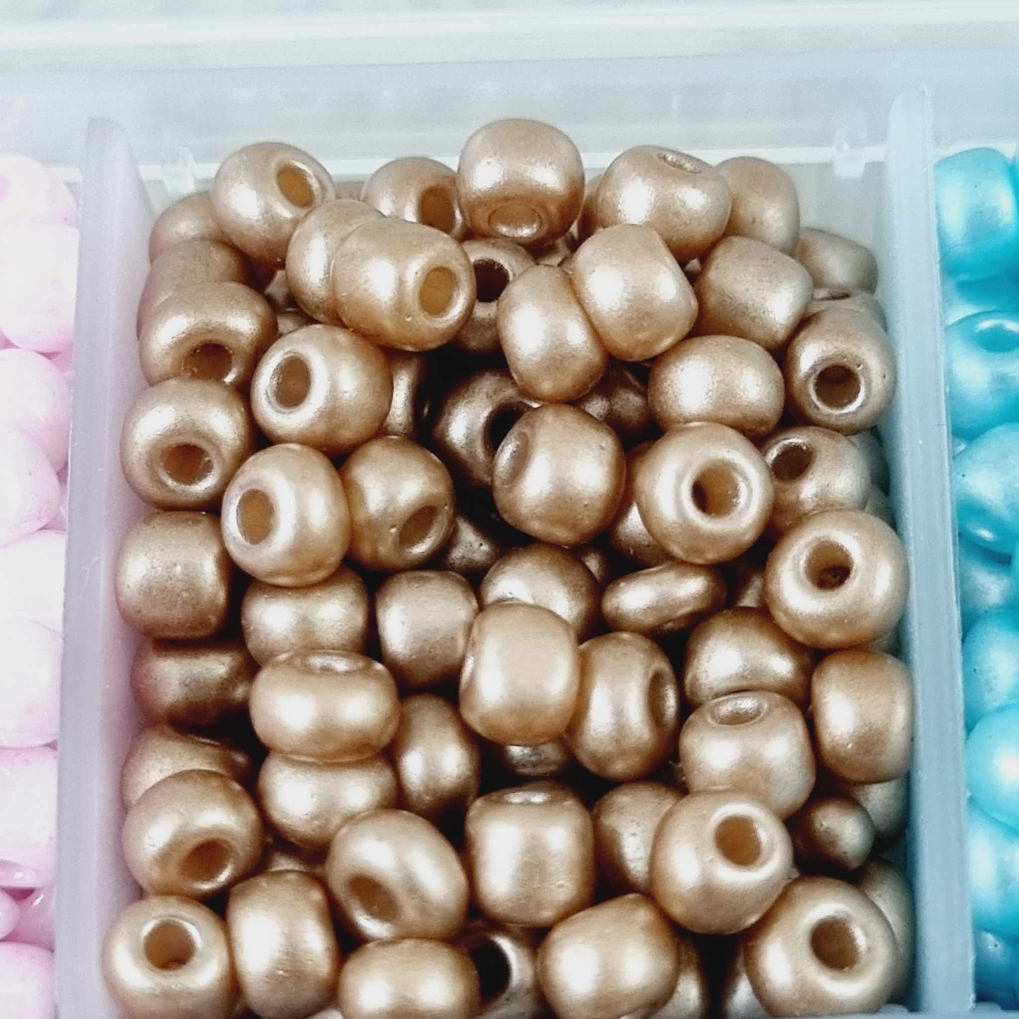 ลูกปัด Glass Beads 2-4มิลลิเมตร เม็ดทราย ลูกปัดแก้วมุก ใส ด้าน DIY สร้อยคอ สร้อยข้อมือ เครื่องประดับ ประมาณ กล่องละ +- 2000ชิ้น คละสี 10สี