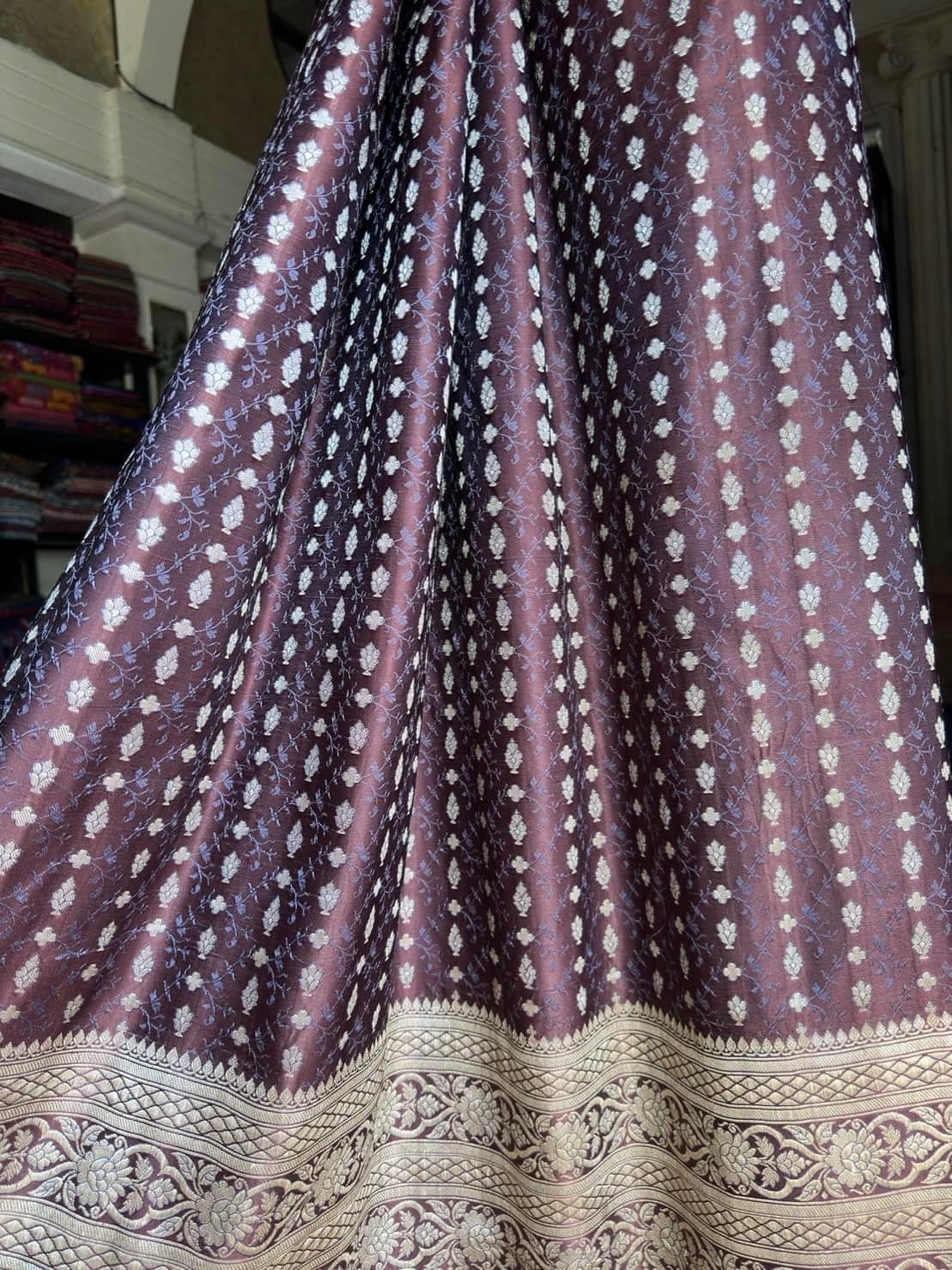 ซิ่น ผ้าปาโตล่า ไหมแท้ มีหน้านาง ขนาด 114x220ซม. พื้นสีม่วงเปลือกมังคุด รหัส N9-SIL-GN13
