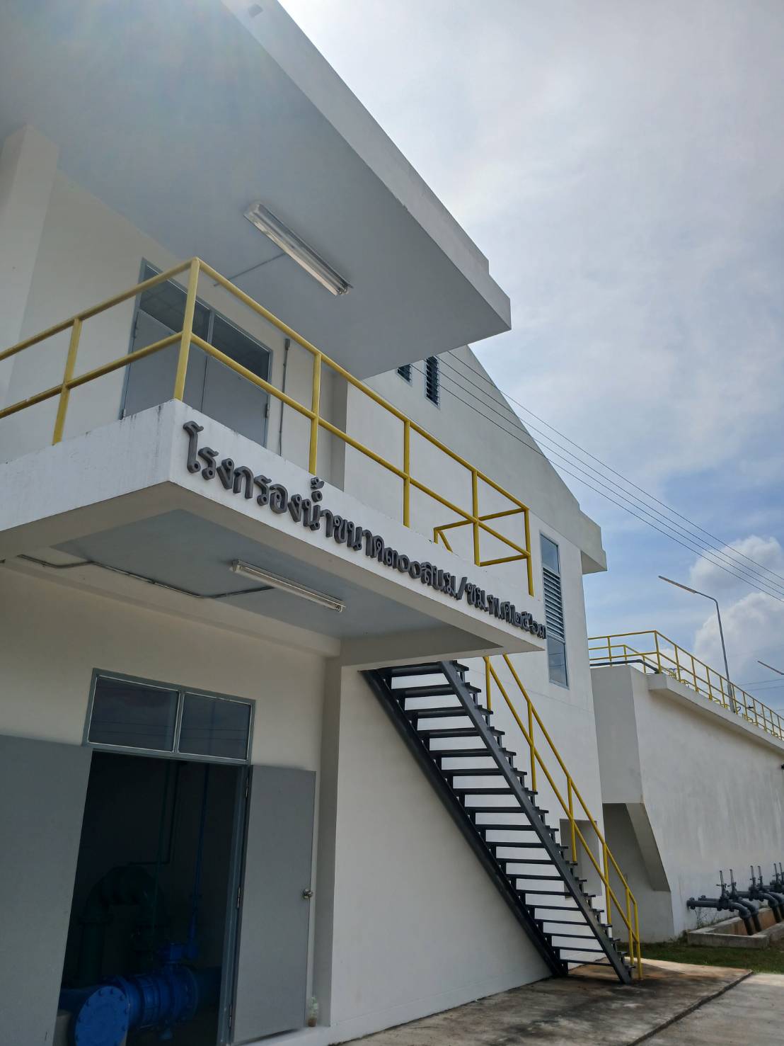 อักษรเเสตนเลส รมดำ " โรงกรองน้ำ ขนาด๓๐๐ลบม./ชม.พ.ศ.๒๕๖๓ "