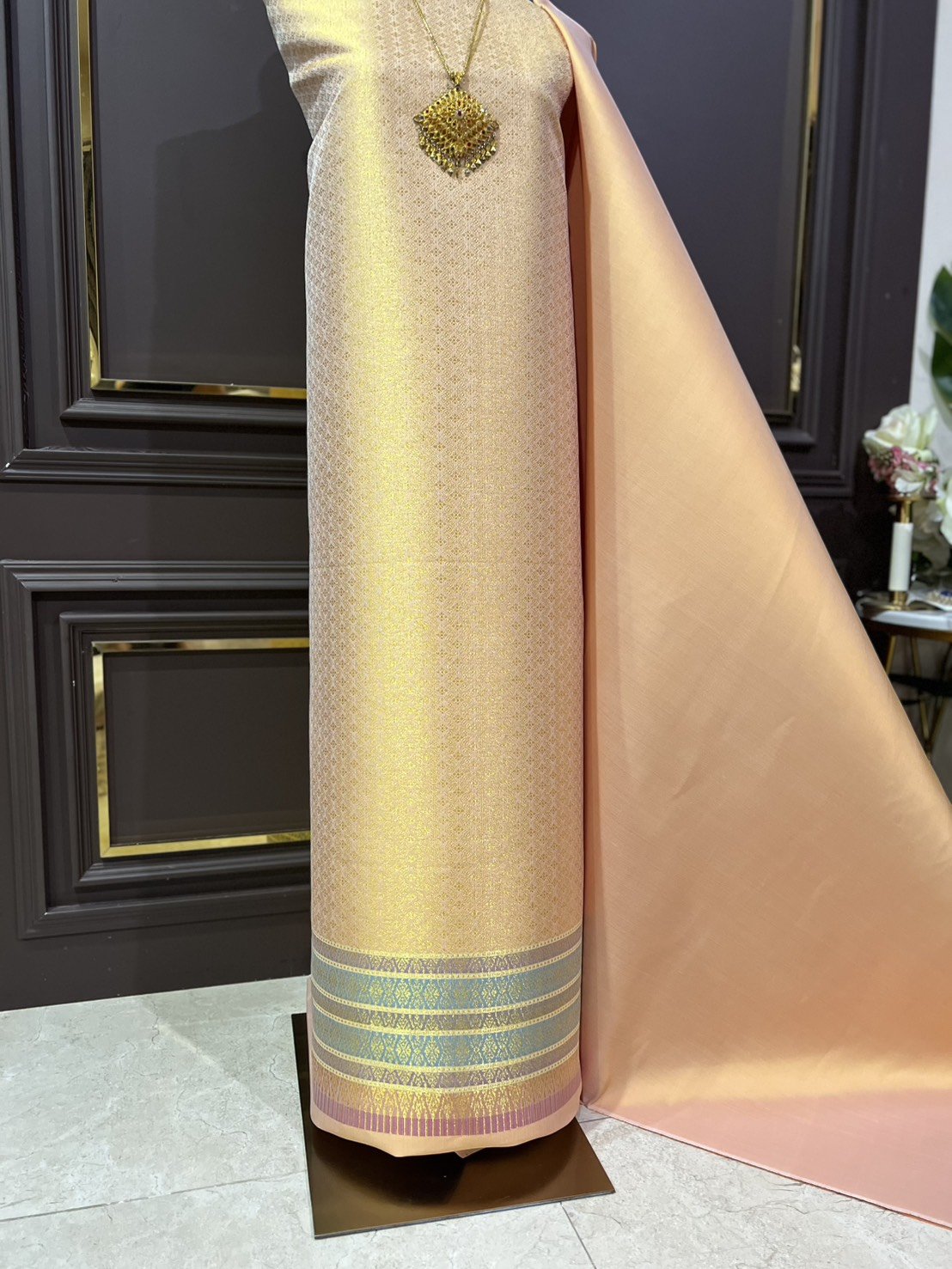 (ผ้าชุด)ผ้าไหมยกดอกลำพูน เกาะเชิงดิ้นทอง ขนาด 1.02x4.45เมตร ลายพิกุลโบราณ พื้นสีส้มทองเหลือง รหัส N90-29-TR0554